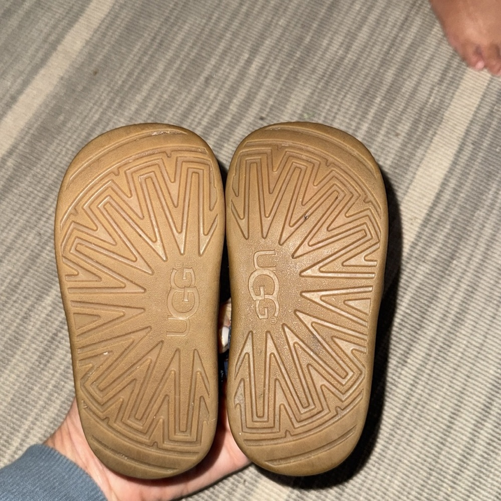 Great condition UGG Baby Boys Navy Suede Walkers with rubber sole and zip side - Picture 3 of 4